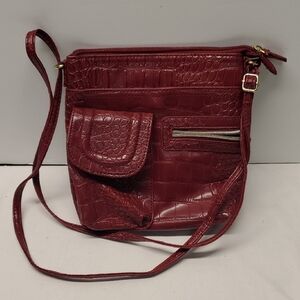 Chic Red Crocodile-Patterned Crossbody Bag